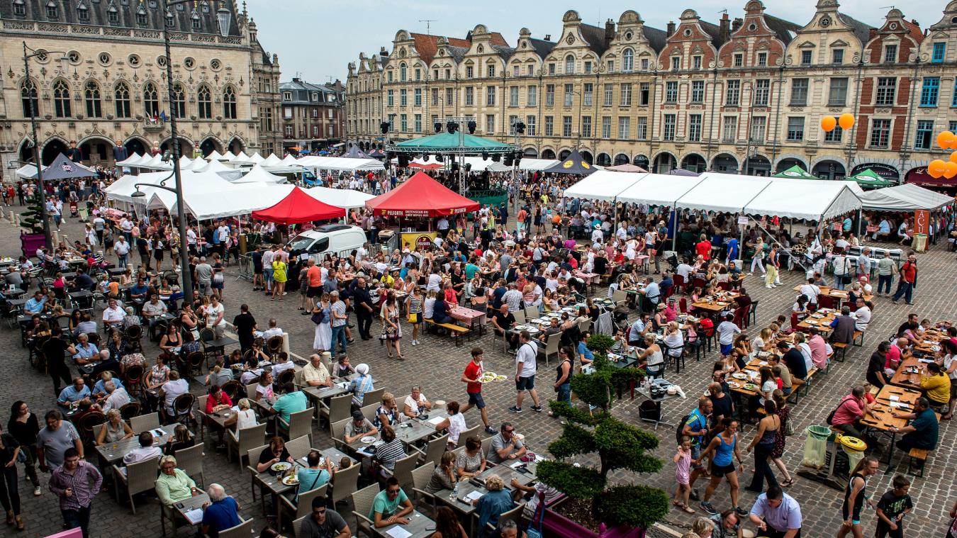 Gros plan sur une andouillette grillée.