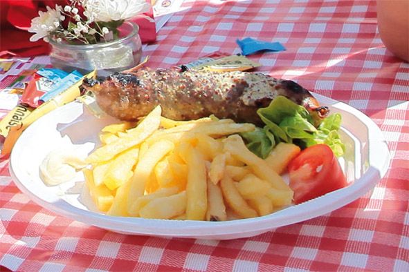 Assiette d’andouillette servie avec garniture.